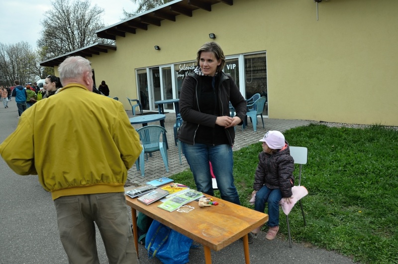 Prodejní místo s knihami najdete rovnou za hlavním vstupem
