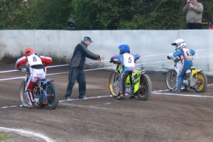 Zdeněk Schneiderwind organizuje start pro Lukáše Vintera, Vojtěcha Šachla a Jana Jeníčka