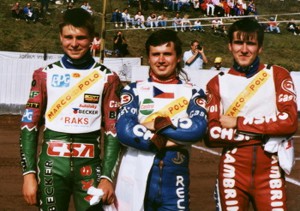JIří Štancl a Bořivoj Hádek se svým mladším bratrem Janem po triumfu na Borech v září roku 1993
