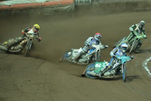 Jason Doyle (modrá) a Zdeněk Simota (červená) se právě dostali před Martina Málka (žlutá) s Michalem Dudkem (bílá)