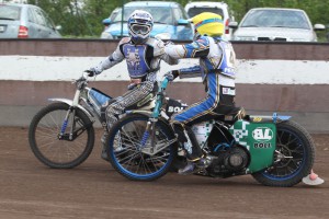 Zdeněk Simota (bílá) a Jason Doyle (žlutá) si gratulují k bronzu