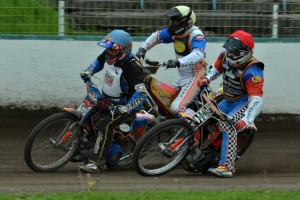 Veteráni v akci: Martin Švestka (modrá), Karel Kadlec (červená) a Dan Macl (žlutá)