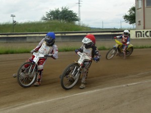 Finále A: Lukáš Vinter (modrá) a Pavel Kuchař (červená) bojují o vedení před zrakem Jana Jeníčka