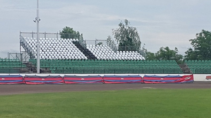 Improvizovaná místa na sezení jsou již instalována
