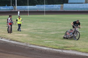 František Mikel tlačí motocykl po synově pádu