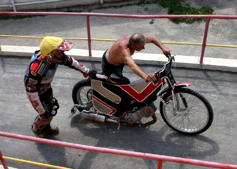 Je léto 2012 a Hynek Veverka tlačí motocykl svého syna Ondřeje vzhůru do žarnovického depa