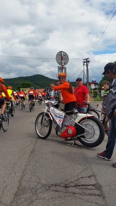 Jozef Tóth přesedá z kola na plochodrážní motocykl