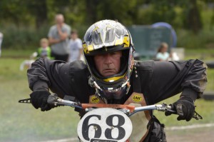 František Chvojka v závodním nasazení dokazuje, že do Kostěnic patří také flat track