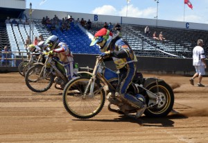 Start osmnácté jízdy, v níž Andrej Kobrin (červená) porazí Tomáše Suchánka (modrá)