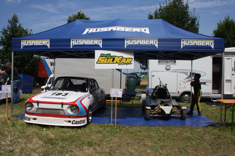 Pestrá expozice SULKAR Teamu s dragsterem, Škodou 130 RS a buginou