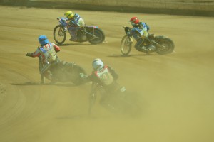 Stanislav Mělničuk (žlutá) jde za vítězstvím v rozjížďce s číslem šestnáct před zraky Andreje Kobrina (červená), Marko Levišina (modrá) a Martina Mejtského (bílá)