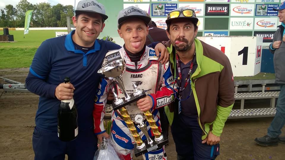 Společně se závodníkem se radují i mechanici Jakub Fencl a Jiří Georgiev