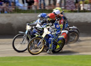 Ondřej Smetana (červená) míří do čela před Juricu Pavlice (modrá), Krystiana Pieszczeka (bílá) a Andreje Kobrina (žlutá)