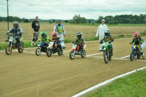 Potěr na startovní čáře: zleva Karel Matějíček, Vincent Vaňátka, Tony Katra, Jakub Jirout, Denisa Maclová a Matěj Hlačina