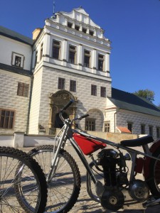 Historický plochodrážní JAP se skvěle vjímá před renesančním skvostem Pardubic