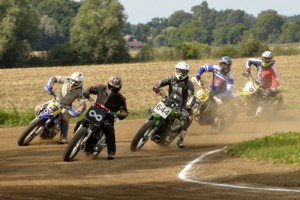 Klasický obrázek po startu rozjížděk flat tracku - vpředu Aleš Duben (ležatá 8) a Jakub Matějíček (644) přes smečkou FT1 ve složení Aleš Plecháč (3), Pavol Pučko (175) a Václav Gehart (79)