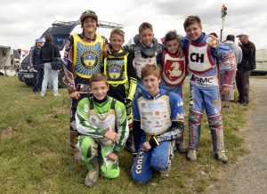 Skupinový snímek byl pořízen až po závodech, takže na něm bohužel chybí Michal Baštecký - vzadu Daniel Klíma, Vojtěch Šachl, Jaroslav Vaníček, Jan Jeníček a Milan Dobiáš, vpředu Pavel Kuchař a Vojtěch Zamazal