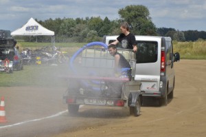 Josef Novák a flat tracker Jakub Matějíček se starali o kropení vyprahlého oválu