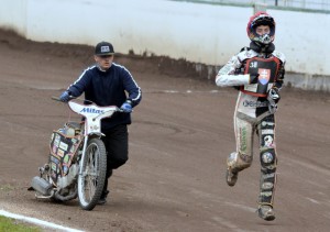 Ján Mihálik pádí do depa, zatímco motocykl se zadřeným motorem tlačí jeho bratr Jozef