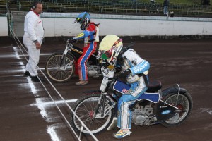 Pod tlakem času si Jaroslav Vaníček (žlutá) a Daniel Klíma (modrá) nestačili ani vyměnit povlaky pro rozjezd