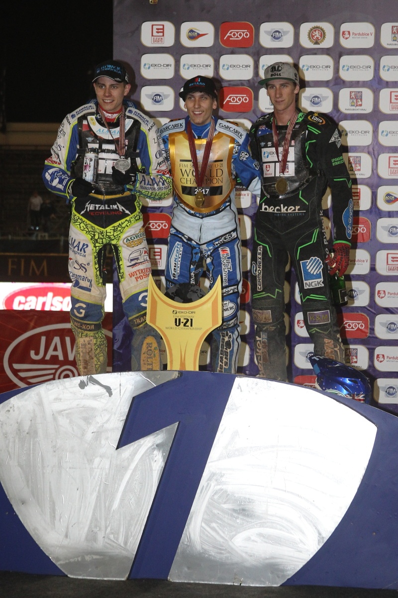 Konečné pořadí šampionátu: zleva Bartosz Smektala, Maksym Drabik a Max Fricke