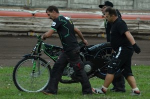 Robert Chmiel naštěstí vyvázl z pádu s mešními šrámy než jeho motocykl