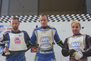 Zdeněk Simota, Ondřej Smetana a Zdeněk Holub, kteří se na snímku sešli na pódiu v Březolupech, jsou na hrotu celkové klasifikace přeboru