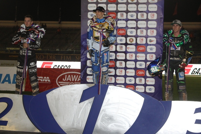 Kacper Woryna, Maksym Drabik a Max Fricke stojí na stupních vítězů