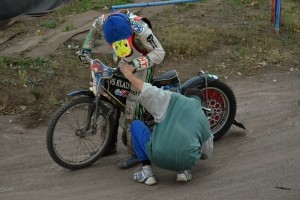 Václav Kvěch se pod dozorem svého otce chystá do akce