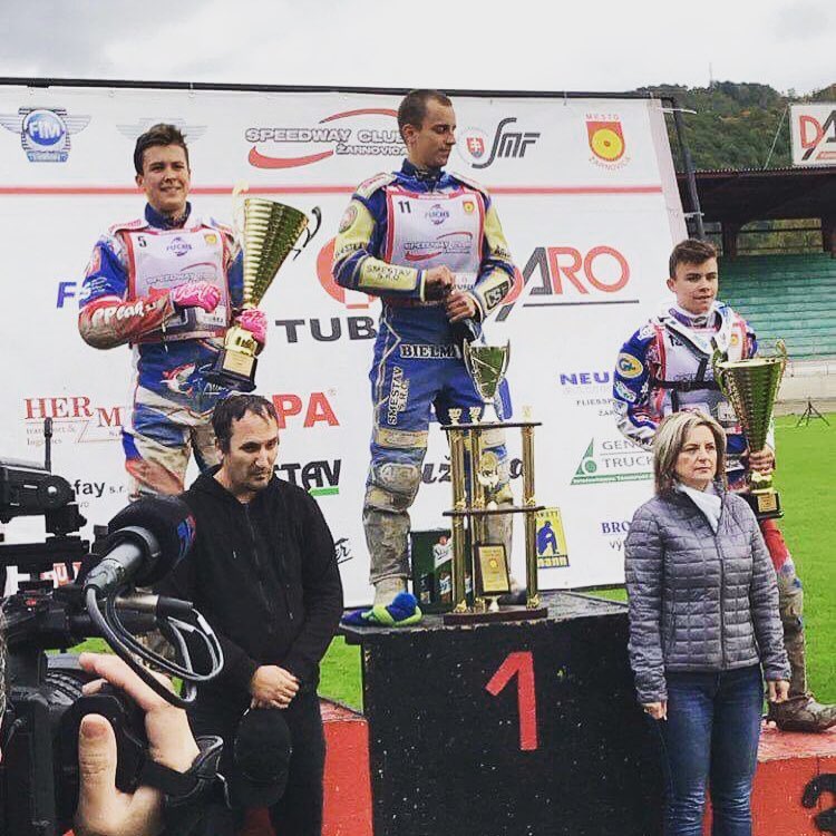 Patrik Mikel, Ondřej Smetana a David Pacalaj stojí na pódiu
