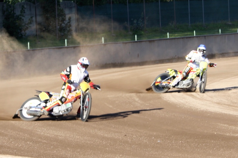 Premiéra dlouhodrážních motocyklů v Liberci - Roman Tomany jede před Sjoerdem Rozenbergem