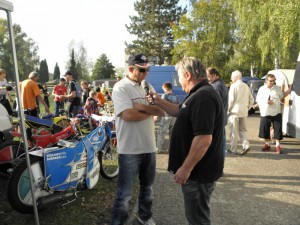 Moto Show ve Štětí se těší velkému zájmu diváků - na snímku Miloslav Čmejla zpovídá Zdeňka Schneiderwinda v roce 2011