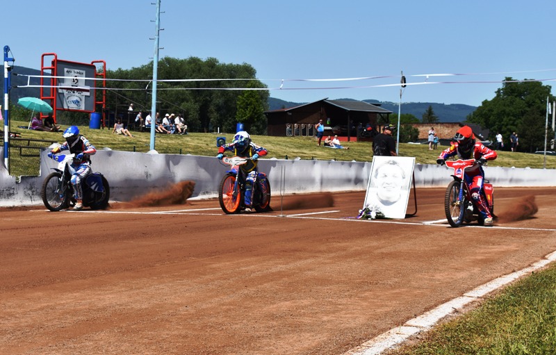Symbolický start pro Jiřího Hurycha: zleva Bruno Belan, Štěpán Ševčík a Matěj Frýza | foto Antonín Škach