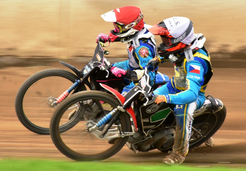 Adam Bednář (červená) v epickém duelu s Matoušem Kameníkem (bílá) | foto Karel Herman
