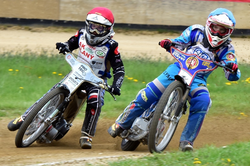 Karel Průša (červená) v duelu s Petrem Markem (bílá) | foto Karel Herman