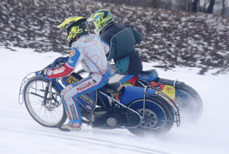 David Hofman útočí spodem na Radka Chmelíka | foto Karel Herman