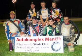Třetí místo z šampionátu juniorských družstev si Hynek Štichauer cení nejvíc ze všech svých výsledků. Na snímku na stupních vítězů v Praze společně se svým kolegou Pavlem Fuksou, Žarnovicí a Prahou.