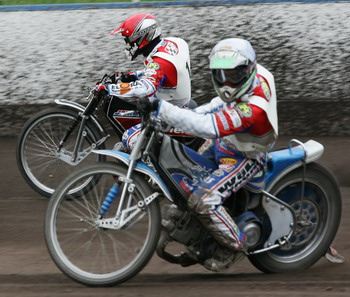 Bohumil Brhel (červená) a Aleš Dryml v akci.