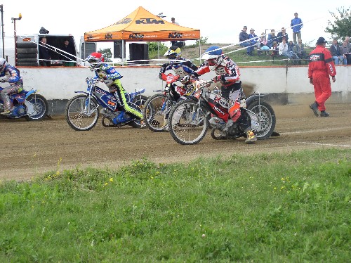 Inkriminovaný okamžikna startu třinácté jízdy, zleva Filip Šitera, Martin Vaculík, Antonín Galliani a Patrik Linhart.