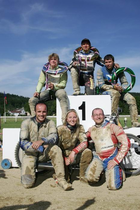 Stupně vítězů: vzadu zleva Kenneth Borgenhaug, Zdeněk Schneiderwind a Pavel Ondrašík, vpředu zleva Alessandro Milanesse, Nynke de Jong a Jaroslav Pták.