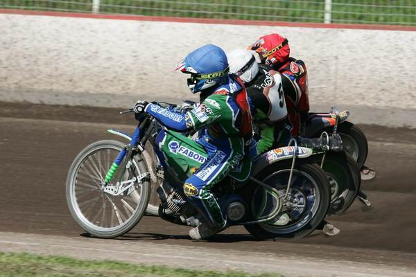 Jiří Štancl s Pawlem Staszkem svírají Hynka Štichauera.