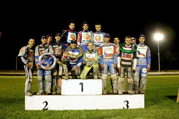 V roce 2005 se Karol Zabik na slánském titulu podílel dvanácti body v září v Praze - na snímku se stříbrným věncem v rukou.