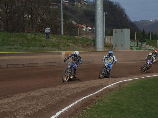 Luboš Tomíček před Juricou Pavlicem a Martinem Vaculíkem.