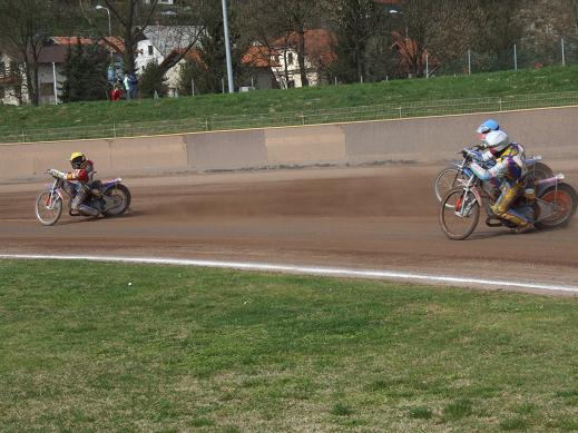 Matěj Kůs s Filipem Šiterou v boji s Juricou Pavlicem.