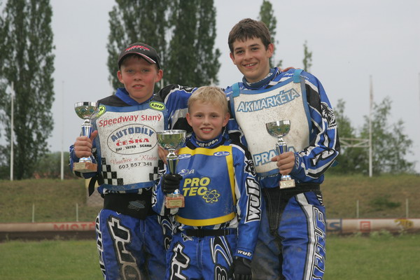 Roman Čejka, Eduard Krčmář a Jakub Fencl na pódiu stopětadvacítek.