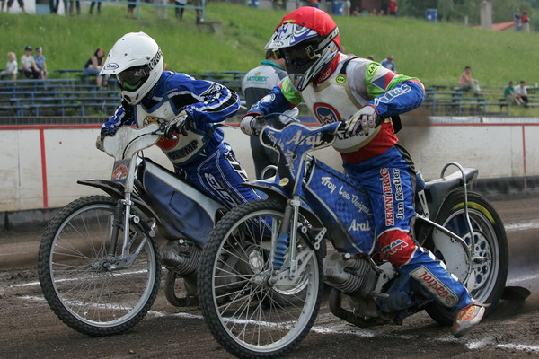 Adam Vandírek (bílá) - na snímku s Michaelem Hádkem - míchal pořadím, ale sám neměl na stupně vítězů šanci dosáhnout.