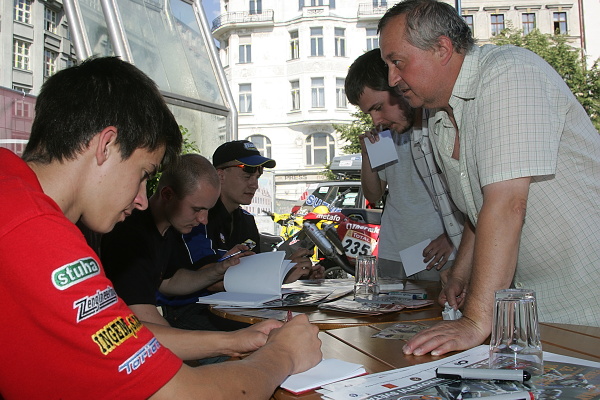 Čeští reprezentaci v plné práci.