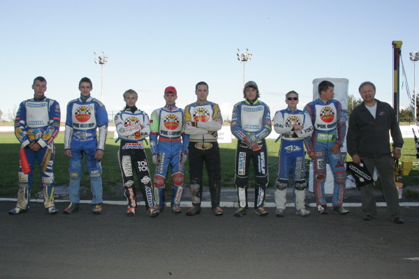 Pražané před závodem: Dominik Jech, Matyáš Hlaváček, Martin Gavenda, Michael Hádek, Jan Jaroš, Pavel Fuksa, Jan Holub, Pavel Ondrašík a kouč Milan Špinka.