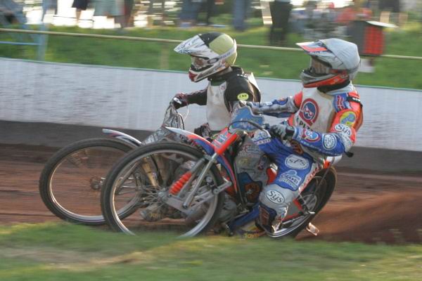 Adrian Rymel (žlutá) a Filip Šitera změří své síly na dráze také v sobotu.