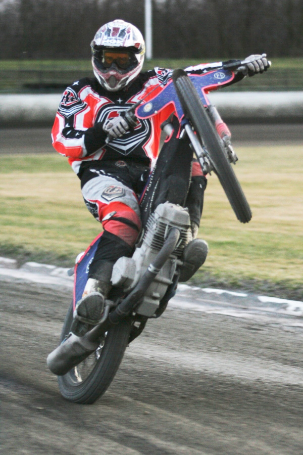 Jan Jaroš při úterním tréninku na pražské dráze.